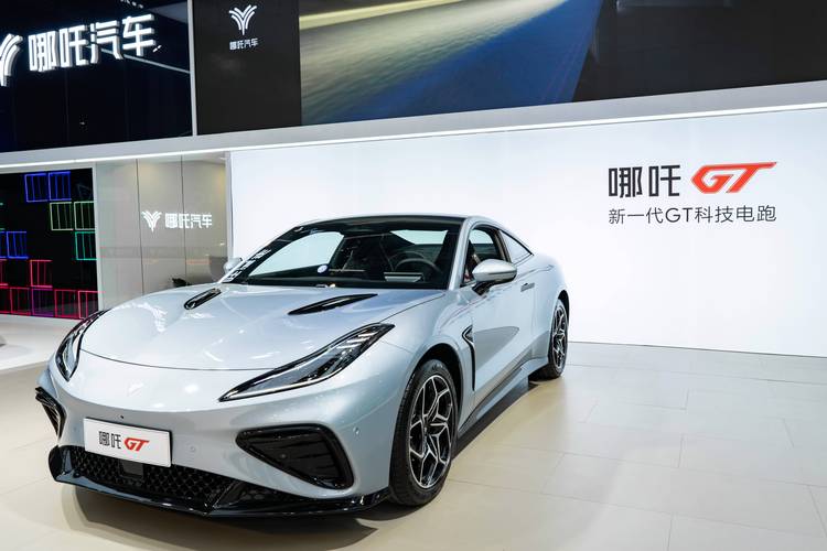 广州285哪吒汽车在智能汽车领域的表现，领途汽车在新能源汽车市场中的影响力